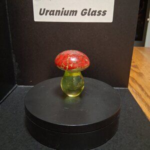 🌟 Uranium Vaseline Glass Mushroom – Glows Under UV! 🌟